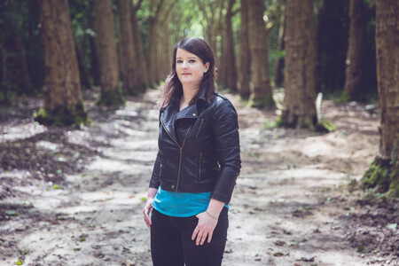 Photo : Élise Schipman Clem debout dans une allée bordée d'arbres