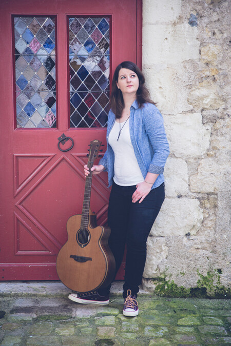 Photo : Élise Schipman Clem devant une porte rouge
