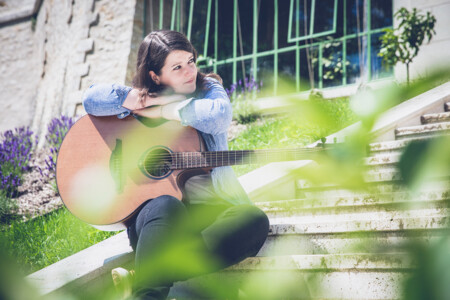 Photo : Élise Schipman Clem assise sur des marches
