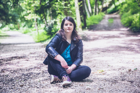 Photo : Élise Schipman Clem assise entre deux chemins