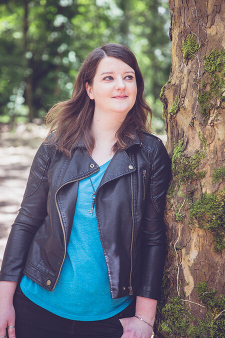 Photo : Élise Schipman Clem contre un arbre