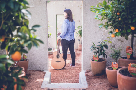 Photo : Élise Schipman Clem debout dans un encadrement de porte